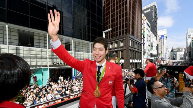リオデジャネイロ五輪・パラリンピックのパレードをするバスの中で、記念写真を撮る選手たち=2016年10月7日、東京都港区、代表撮影