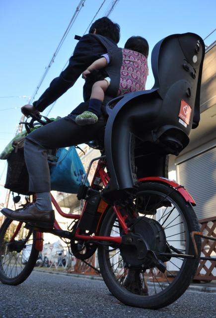 超危険!おんぶ自転車、衝撃の実験結果 「無いと困るu2026」悩む保護者