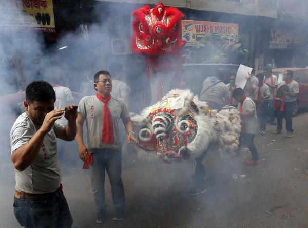 インドの都市Kolkataの中国人居住地での獅子舞と爆竹＝2016年2月8日、インド・コルカタ