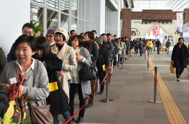 開場後も行列が解消するまでに、1時間半ほどかかった＝朱鷺メッセ