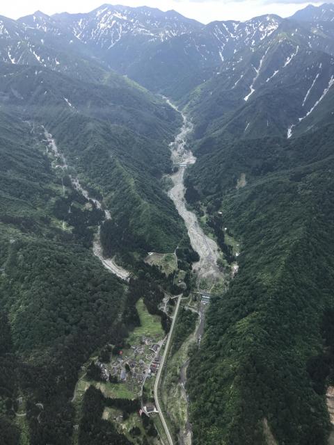 別な酷道として有名な国道291号の新潟側=2017年、新潟県南魚沼市