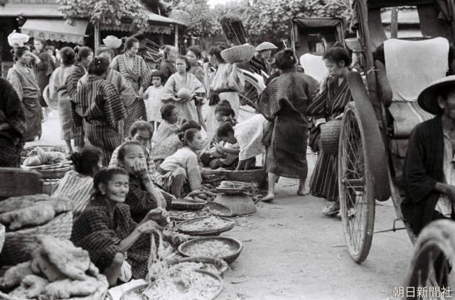 那覇市にあった市場の様子。1935年に大阪朝日新聞の藤本護記者が撮影した白黒の元画像　※無断転載を禁じます