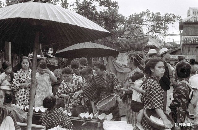 Prewar scene from the former “Naha Ufumachi Grand Market”, which was located in present-day Naha City’s Higashi-machi district (reproduction/redistribution of photo without permission is prohibited)