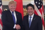東京・元赤坂の迎賓館で首脳会談を前に握手するトランプ米大統領（左）と安倍晋三首相＝2017年11月6日、岩下毅撮影 