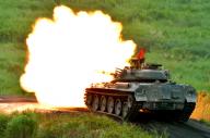 砲撃する74式戦車＝2015年8月23日、静岡県御殿場市の陸上自衛隊東富士演習場、仙波理撮影