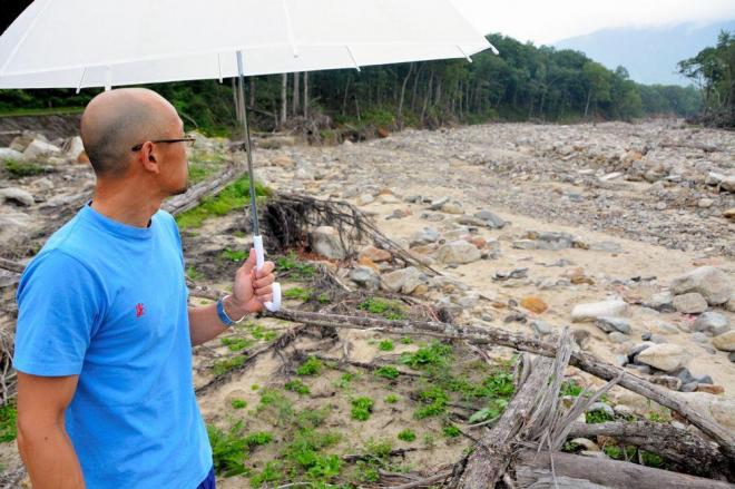 父のログハウスがあった場所を眺める男性＝2017年8月9日、北海道清水町