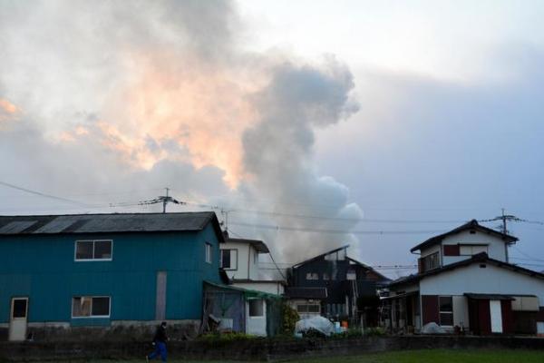 自衛隊ヘリが墜落した現場。民家から煙が上がっている＝５日午後５時３５分、佐賀県神埼市、黒田健朗撮影