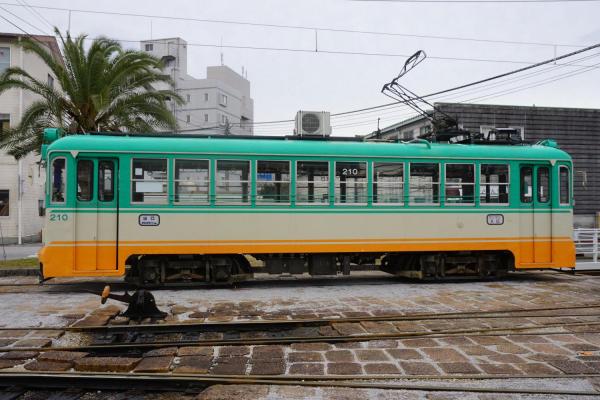 路面電車の上に載せられた室外機。車両は昭和27年に製造された200形