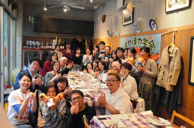 「ホヤがàlaフレンチ!」に集まった人たちで記念写真をパチリ=3月3日、東京・恵比寿