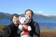 容子さん（左）と英司さん（右）が何度も訪れた恩賜箱根公園で、愛犬「小春」と＝2015年12月、英司さん提供