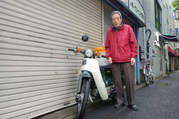 配達用だった愛車と並ぶ古江勇雄さん