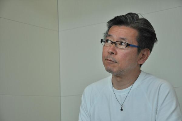 インタビューに答える嬉野さん