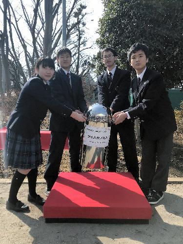 タイムカプセルを持つ生徒たち＝２０１８年２月、東京都八王子市