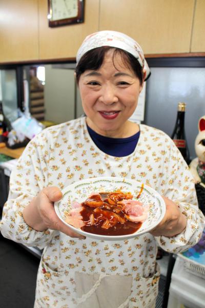 鶏焼き肉を説明してくれた前島食堂の店主、前島弘子さん