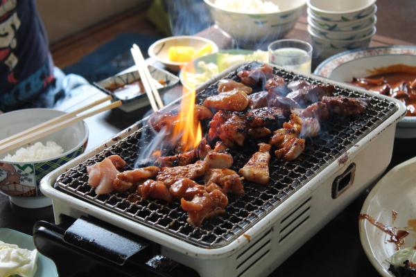 「前島食堂」で一気に焼かれる鶏肉