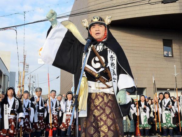 赤穂義士祭で勝ちどきをあげる大石内蔵助役の西郷輝彦さん＝2015年