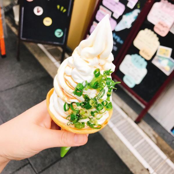 しょうゆ豆本舗 表参道店で販売されている「かまたまソフト」。税込み350円です