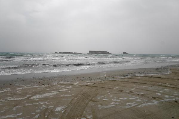 ゲシュム島とラーズ島の間は、満潮時は海水で満たされる