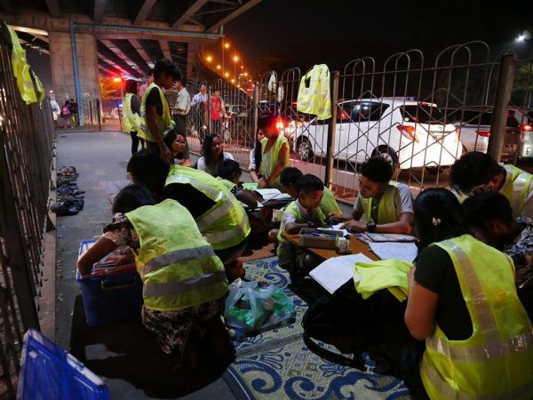 ミャンマー最大都市ヤンゴンの中心部で夜開かれる「高架下学校」。学ぶ場所のない子どもたちが集まっている