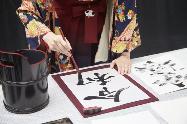 書道家の涼風花さんがTシャツにプリントする文字をしたためた