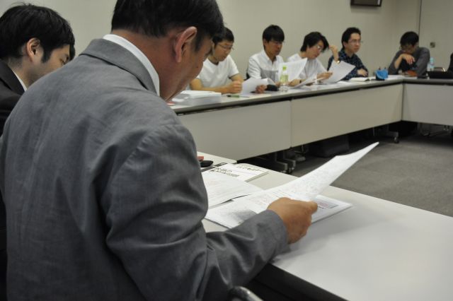 裁判の後、傍聴に訪れた人たちと会合を開く田中まさおさん=2019年5月17日、さいたま市、牧内昇平撮影