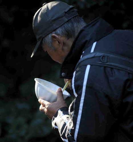 吐く息が白くなるほど冷え込んだ朝、入村者は、炊き出しの汁物の食事で暖をとった=2009年1月4日、遠藤真梨撮影