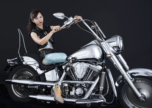 展示されている写真の一枚。義足の女性が大きなバイクに乗っている