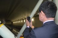 長さ247m、幅12.5m、深さ7mの「大水槽」を視察中、脇を締めて撮影する河野防衛相=10月20日午前11時ごろ、東京・中目黒にある防衛装備庁の艦艇装備研究所