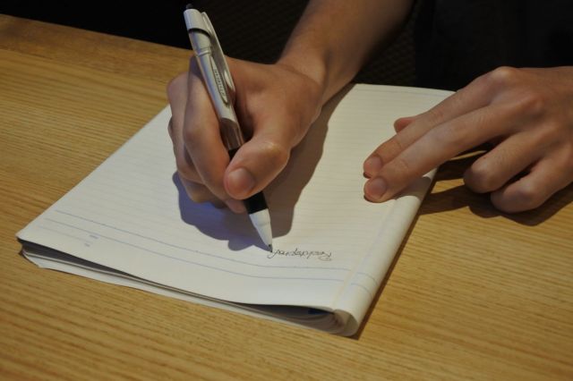 ドイツ語を書く男性=2019年7月