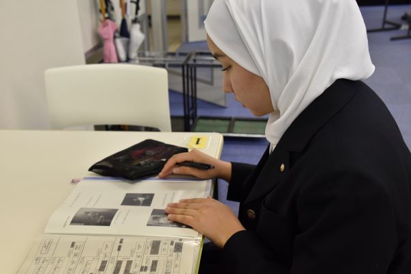 フェダイ・エラへさんは、学校にはハラール食のお弁当を持参し、足を見せないために夏でもタイツをはいてイスラム教徒としての教えも守っている。好きなのは英語や体育の授業で、なかでも来日前に行っていたドバイの学校でもやっていたバスケットボールがお気に入りだ