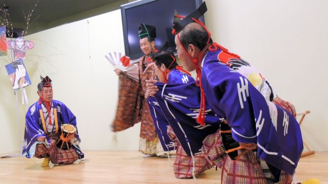 軽妙な振りで笑いを誘う三河万歳=2017年1月4日、碧南市のあおいパーク