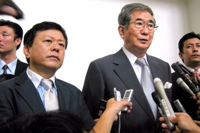 報道陣に囲まれる猪瀬直樹氏と石原慎太郎・東京都知事(当時)=2007年6月、都庁