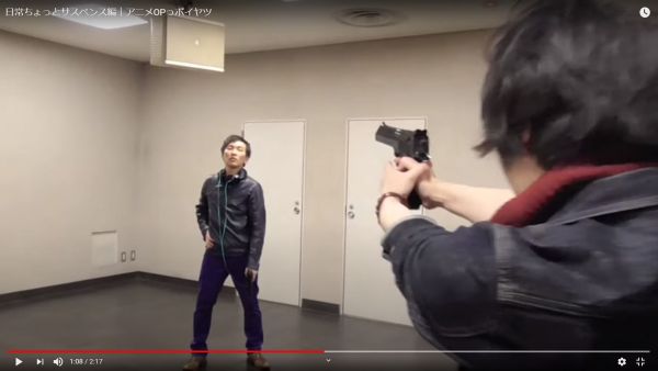 銃を構える先にたたずむライバル