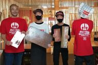 Ｔシャツにでかでかと「警告」　障がい者への無理解をデザインに