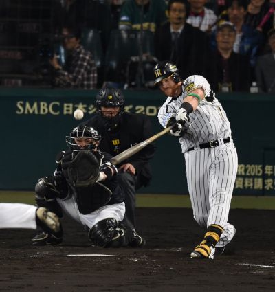 ２０１４年の日本シリーズ・ソフトバンクとの第１戦で、２点適時二塁打を放つマートンさん＝伊藤進之介撮影