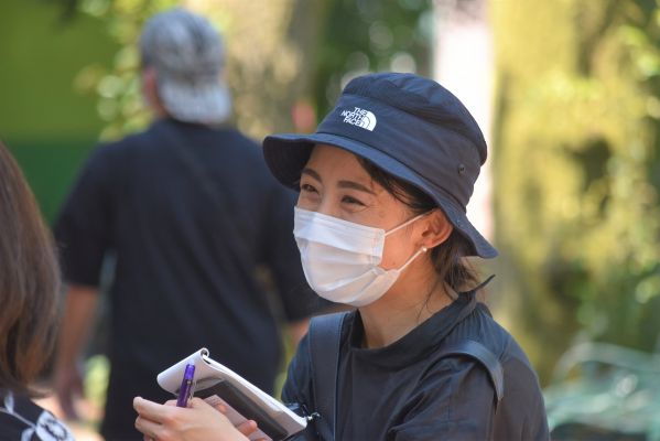 来園者にとしまえんの思い出を聞く中井なつみ記者=2020年8月、東京都練馬区