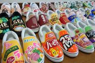 「おなじみパッケージ」スニーカーに手描き、コロナ逆手に才能開花