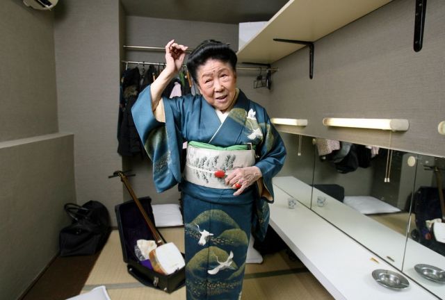 「もう手に入らないかなあ」。サンゴのかんざしを愛用していた=2010年1月7日