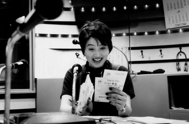 ラジオではがきを読む荻野目洋子さん=1994年7月1日