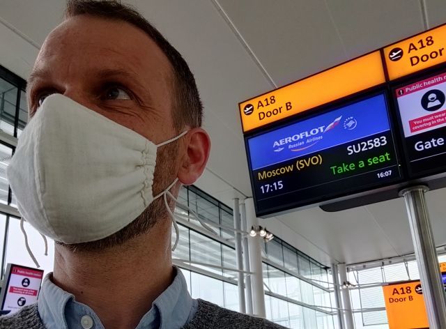 ロンドンの空港からモスクワ行きの便に乗る前のローワットさん=9月24日