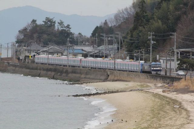 瀬戸内海沿いを走るつくばエクスプレスの甲種輸送車両=2020年2月、山口県岩国市、枝松さん撮影