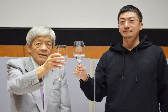 ジャーナリストの田原総一朗さん（左）と日本酒スタートアップ企業「株式会社Clear」代表取締役CEOの生駒龍史さん＝写真はいずれも奥山晶二郎撮影