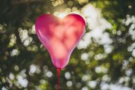 大人になって気づいた「アセクシュアル」　恋愛できない私は欠陥品？