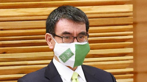 「湘南」と書かれたマスクを着用して閣議に臨む河野太郎行政改革相＝2021年3月19日午前8時10分、首相官邸、恵原弘太郎撮影
