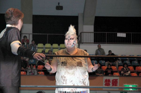 レフェリーに制止され、怒るダンプ松本さん＝2009年4月、鹿児島市下荒田4丁目
