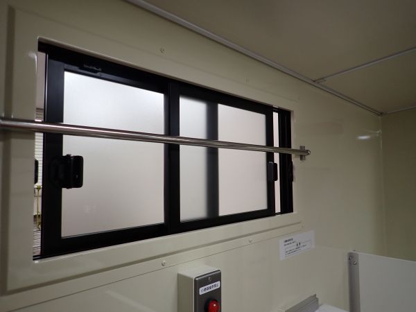 臭わないよう、トイレカーには窓がたくさんついている