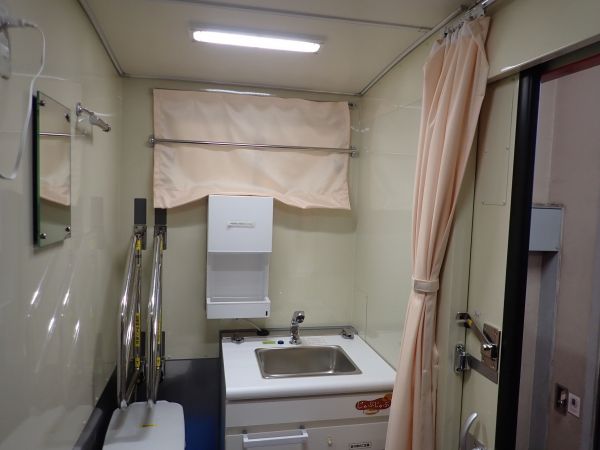 トイレカーの女性用トイレは、更衣室も兼ねてある