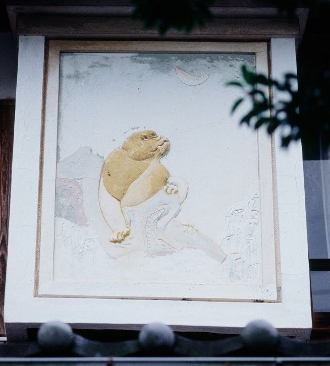 明治時代の「月に虎」。魔除けのために描かれた虎ですが、あまり怖くありません=旧安心院町