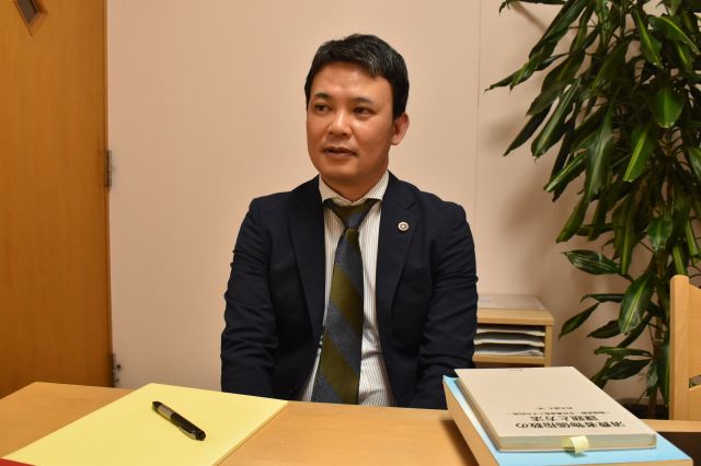 西山貞義弁護士。「負い目を感じず、もっと気軽に使える制度になってほしい」＝2022年12月5日、富山市、竹田和博撮影