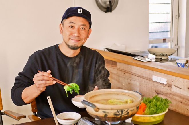 鮮度抜群の野菜を、鶏だしでしゃぶしゃぶに。野菜がたっぷりとれる「名前のない鍋、きょうの鍋」を味わう大貫伸弘さん